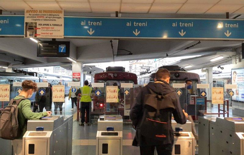 ¿En qué estación de Nápoles se toman los trenes a Pompeya?