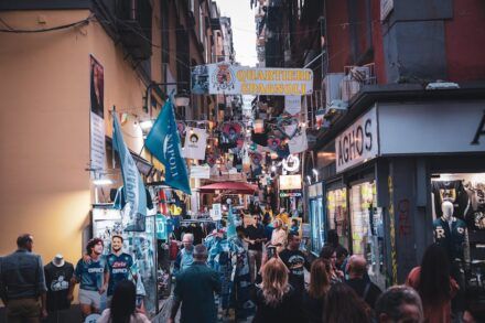 Visiter les quartiers espagnols de Naples : conseils et visites guidées