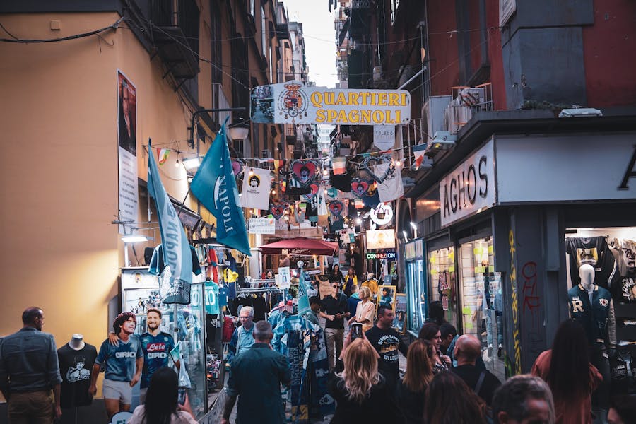 Visiter les quartiers espagnols de Naples : conseils et visites guidées