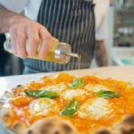 Inscrivez-vous à un atelier pizza à Naples.