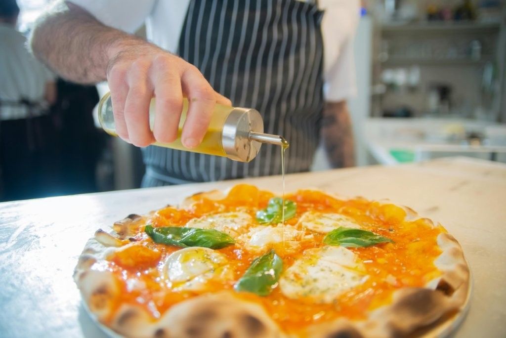 Inscrivez-vous à un atelier pizza à Naples.